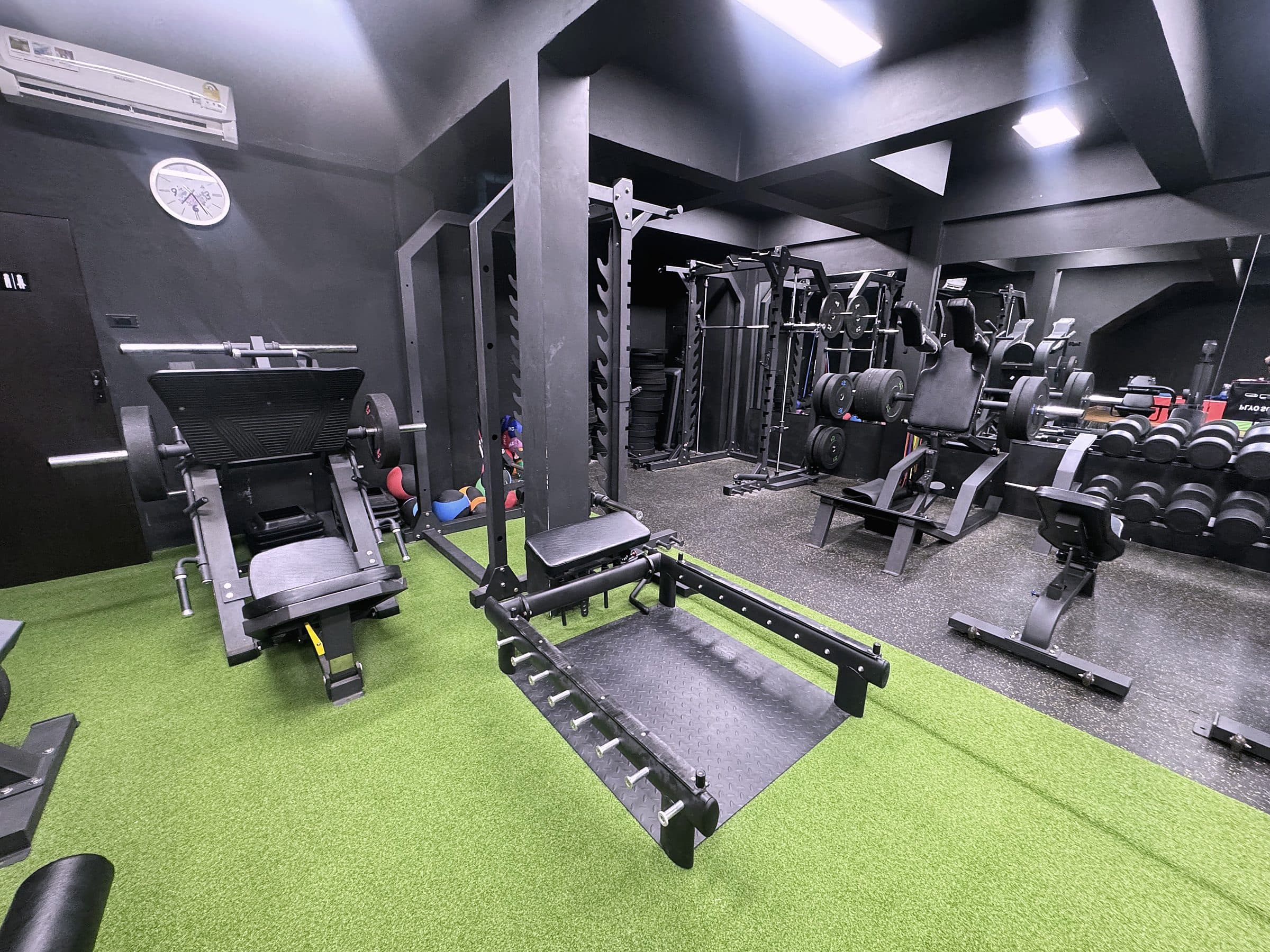 Turf area with a sled and lifting platform